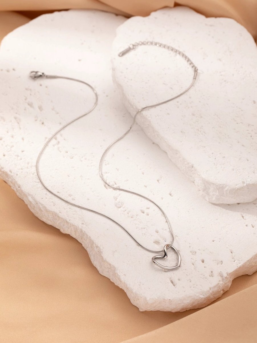 Stainless Steel Twist Hollow Heart Necklace - Clavicle Chain